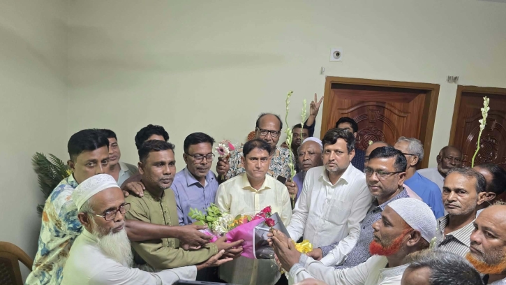 মান্দায় এমপির সঙ্গে প্রসাদপুর দলিল লেখক সমিতির নতুন কমিটির শুভেচ্